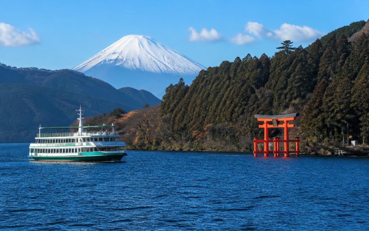 Hakone-helgedomen och torii-porten vid sjön